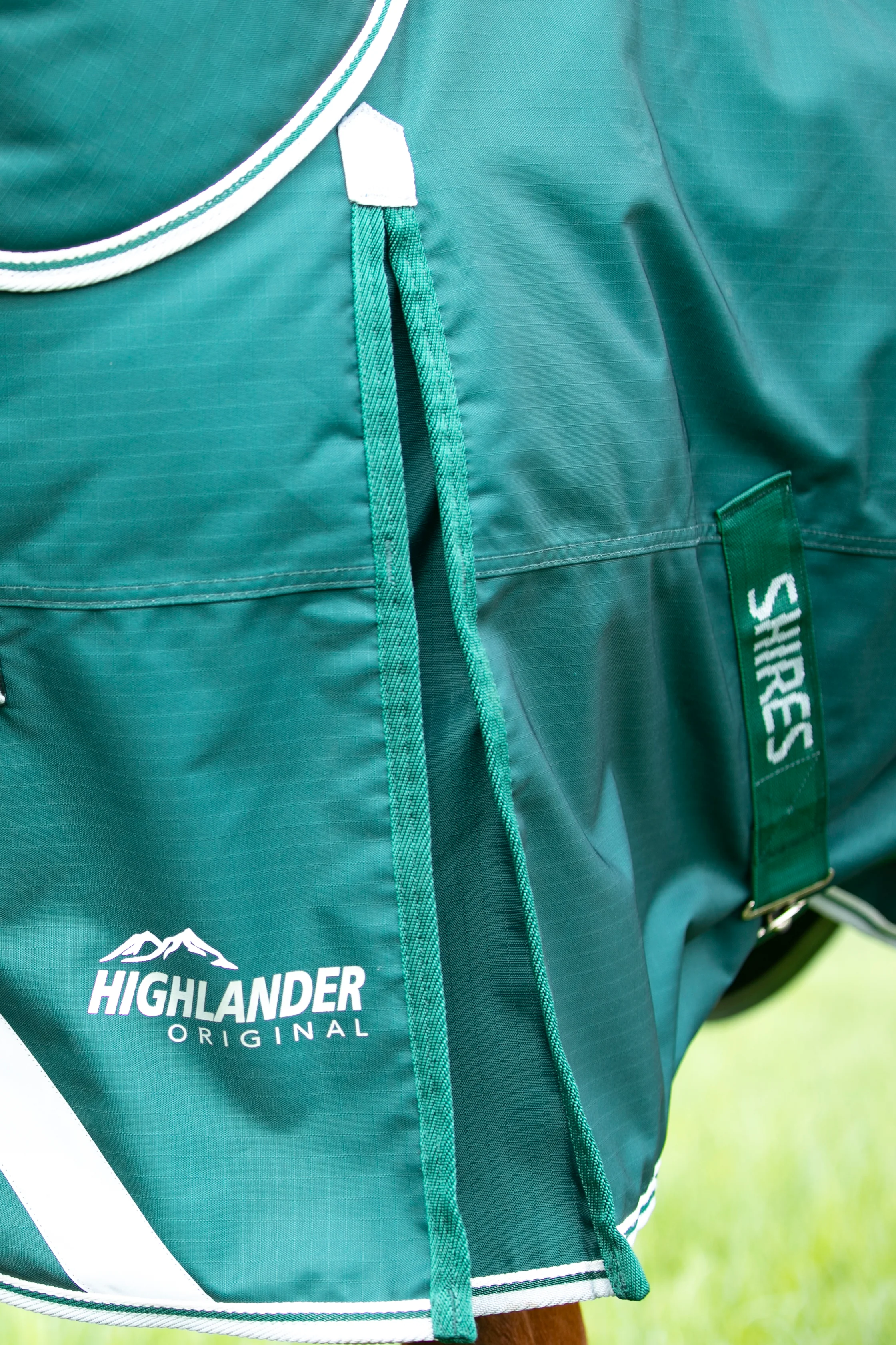 Shires Highlander Original 300 Turnout Rug & Neck Set - Image 4